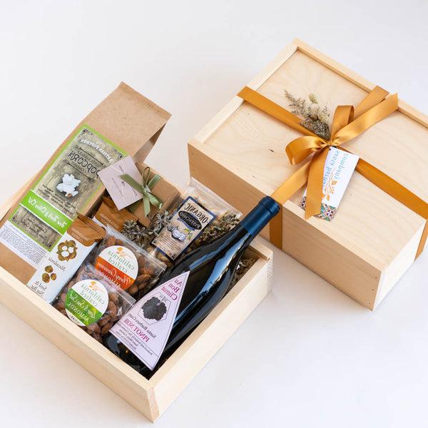 ABUNDANT WINE GIFT BOX with closed wooden box with ribbon